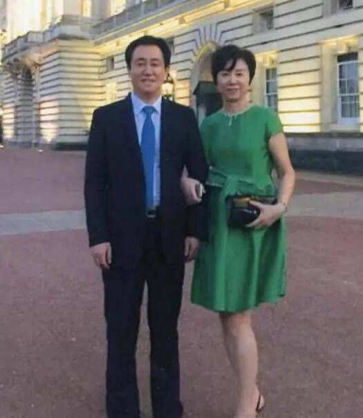 说着，叶辰从口袋里取出一颗蜡封的散血救心丹，将其放在了刘曼琼的手心里，非常认真的说道：这个就当做我送给你的生日礼物，祝你生日快乐。